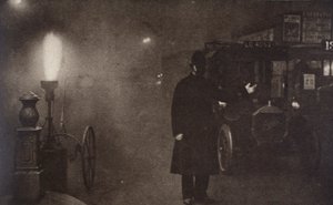 Um policial dirigindo o tráfego no nevoeiro, Londres, c1910-c1920 de Unbekannt
