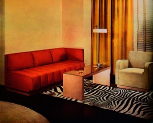 Um canto da sala de estar do designer americano Walter Dorwin Teagues, c1940 de Unbekannt