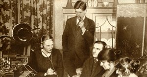 Uma família ouvindo os resultados das eleições gerais de 1923, 1935. de Unbekannt