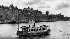 Uma balsa a caminho da ilha de Djurgarden, Estocolmo, Suécia, c1923 de Unbekannt