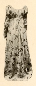 Um vestido de chita de vidro lustrado, usado por Madame Chevalier, c1795, 1937. de Unbekannt