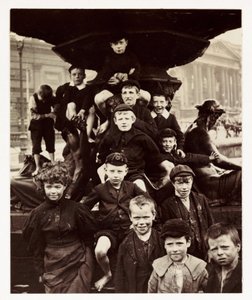 Um grupo de crianças em frente à fonte Steble, Liverpool, tirada por um fotógrafo desconhecido em cerca de 1905 de Unbekannt