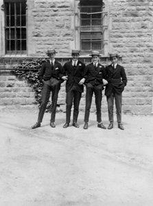 Um grupo de estudantes ou estudantes, c1900s-c1930s de Unbekannt