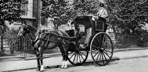 Um táxi hansom puxado a cavalo, Londres, 1926-1927 de Unbekannt
