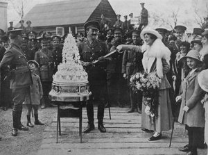 Um casamento cáqui: cortando o bolo de casamento com a espada dos noivos, 1915 de Unbekannt