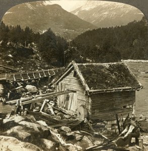 Um moinho construído em toras e uma pedra de amolar de roda d&39;água, no rio Stalheims, Naerodal, Noruega, c1905. de Unbekannt