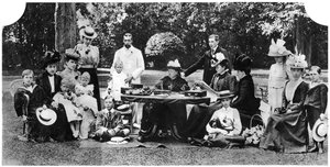 Uma festa da família real na Osborne House, Ilha de Wight, c1890-1900, 1935 de Unbekannt