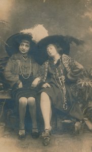 Uma fotografia de estúdio de duas senhoras, c1910 de Unbekannt