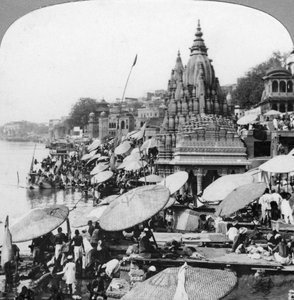 Um templo e ghats no Ganges em Benares Varanasi, Índia, anos 1900 de Unbekannt