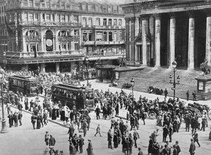 Vista da bolsa durante a passagem das tropas alemãs, 1914 de Unbekannt