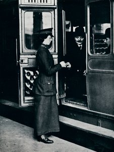 Um inspetor de bilhetes de mulher no trabalho, c1914 de Unbekannt
