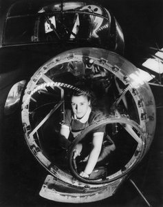 Uma mulher que trabalha em um bombardeiro de Lancaster, Segunda Guerra Mundial, década de 1940 de Unbekannt