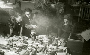 Atrizes do Moscow Art Theatre preparando presentes para o Exército Vermelho, URSS, 1943 de Unbekannt
