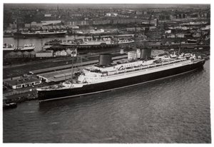 Vista aérea do porto de Bremen, na Alemanha, e do navio Europa, de um Zeppelin, c1931 1933 de Unbekannt