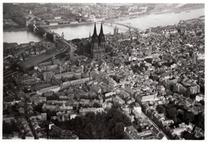 Vista aérea de Colônia, Renânia do Norte-Vestfália, Alemanha, de um Zeppelin, c1931 1933 de Unbekannt