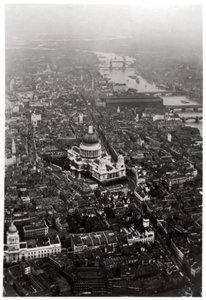 Vista aérea da Catedral de St Pauls, Londres, de um Zeppelin, 1931 1933 de Unbekannt