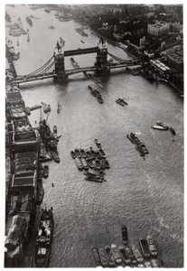 Vista aérea da Tower Bridge, Londres, de um Zeppelin, 1931 1933 de Unbekannt