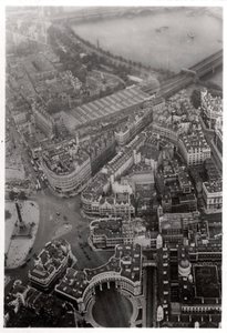Vista aérea da Trafalgar Square, Londres, de um Zeppelin, 1931 1933 de Unbekannt