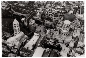 Vista aérea da Igreja do Santo Sepulcro, Jerusalém, Palestina, de um Zeppelin, 1931 1933 de Unbekannt