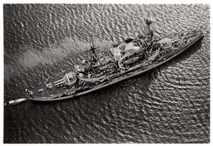 Vista aérea do navio de guerra alemão SMS Schlesien, de um Zeppelin, c1931 1933 de Unbekannt