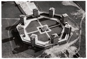 Vista aérea do Tannenberg Memorial, perto de Olsztynek, Polônia, de um Zeppelin, c1931 1933 de Unbekannt