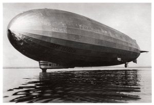 Dirigível LZ127 Graf Zeppelin pousando no Lago Constança, Alemanha, 1933 de Unbekannt
