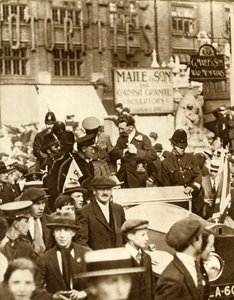 Alcock e Brown ... após o primeiro vôo transatlântico sem escalas, Londres, junho de 1919, 1935. de Unbekannt