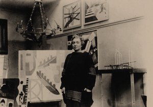 Alexandra Exter no seu estúdio em Paris. de Unbekannt