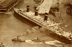 Uma fotografia aérea do Leviatã sendo rebocado por pequenos rebocadores em sua doca em Nova York, c1930 de Unbekannt