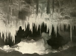 Uma caverna de gelo no inverno, c1908, 1909. de Unbekannt