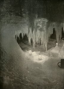 Uma caverna de gelo no inverno. Fotografado pela luz das lâmpadas de furacão, c1908, 1909. de Unbekannt