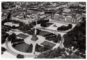Uma vista aérea da Konigsplatz, Munique, Alemanha, de um Zeppelin, c1931 1933 de Unbekannt