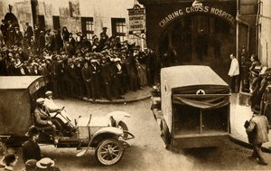 Uma ambulância dirigindo para o Hospital Charing Cross com baixas ..., Londres, 1914, 1933. de Unbekannt