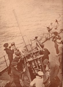 Uma arma antiaérea em ação em um navio de guerra britânico, c1917 1919 de Unbekannt
