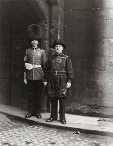Antigo e moderno na torre de Londres, século 20 de Unbekannt