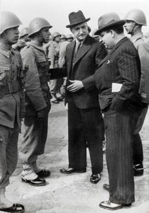 António de Oliveira Salazar (1888-1970), ditador de Portugal de 1932 a 1968, inspeciona as tropas durante uma visita aos Açores, 5 de Abril de 1941 (foto a p/b) de Unbekannt