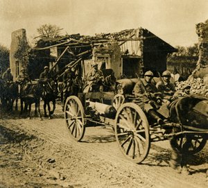 Artilharia passando por Beauzée, norte da França, c1914-c1918 de Unbekannt