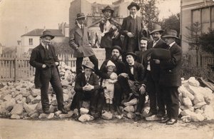 Artistas em frente a La Ruche, Montparnasse, 1914. de Unbekannt