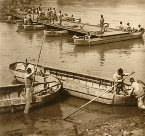 Montagem de uma ponte de pontão, c1914-c1918 de Unbekannt