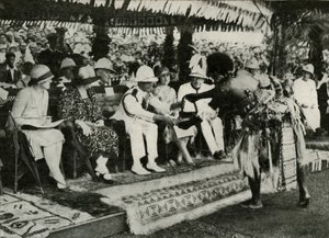 Em Suva, Fiji. Apresentando um dente de Tabua da baleia de esperma ... 1927, 1937. de Unbekannt
