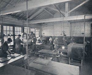 No trabalho na fundição. Fazendo Moldes de Cera das Páginas, 1917 de Unbekannt