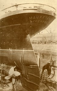 No trabalho na popa do Mauretania, em Dry Dock, c1930. de Unbekannt