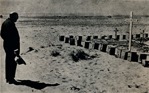 No cemitério do campo de batalha no Egito, 1942, 1945. de Unbekannt