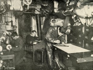 No fundo do mar. Na enfermaria de um submarino, 1919. de Unbekannt