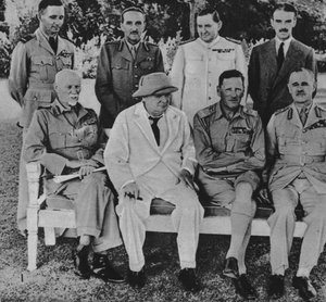 Na frente do Egito: Churchill no Cairo com membros do Conselho de Guerra do Oriente Médio, 1942 de Unbekannt
