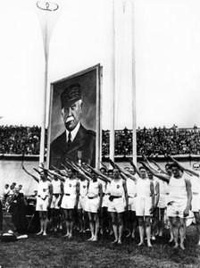 Atletas dando a saudação fascista, Parc des Princes, Paris, 1941 de Unbekannt