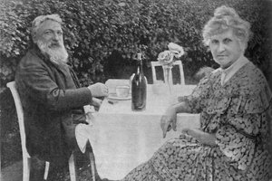 Auguste Rodin - Rodin e sua esposa em seu jardim em Meudon, c1925 de Unbekannt