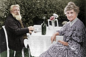 Auguste Rodin - Rodin e sua esposa em seu jardim em Meudon, c1925 de Unbekannt