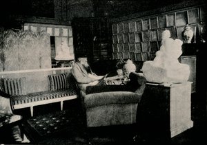 Auguste Rodin entre seus livros na 77 Rue De Varenne, c1900 de Unbekannt