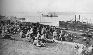 Prisioneiros austríacos tomados por sérvios descansando ao meio-dia nas margens do Danúbio, 1915. de Unbekannt
